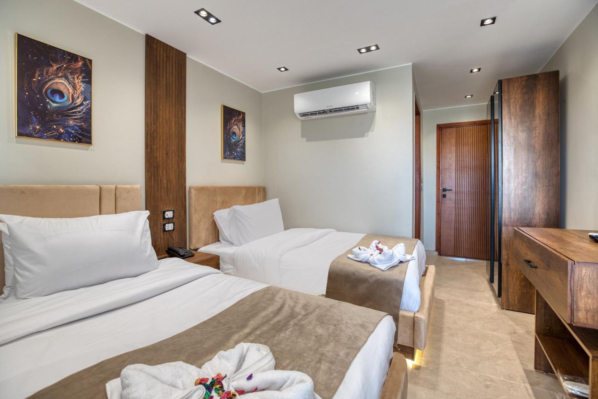 Gaia Pyramids Hotel Kafrat al Jabal Bagian luar foto
